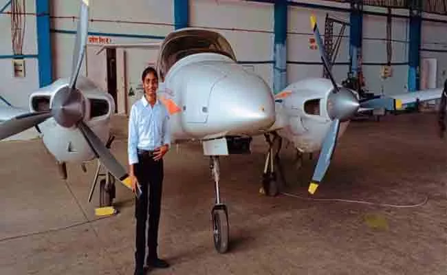 Spandana Selected For Commercial Pilot Job: Facing Financial Problems In Karimnagar - Sakshi