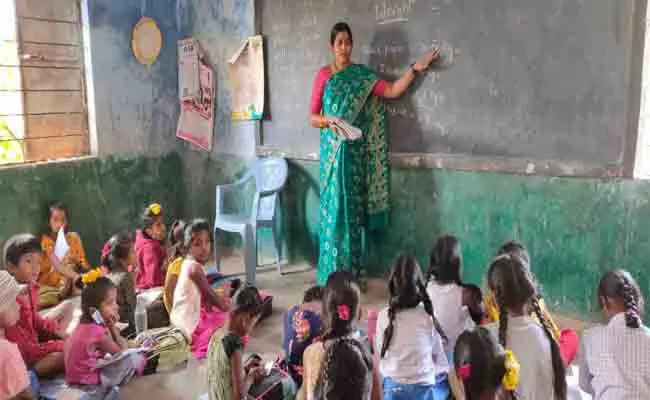 Sarpanch Indori Shashikala Teaching Lessons To Students In Adilabad - Sakshi