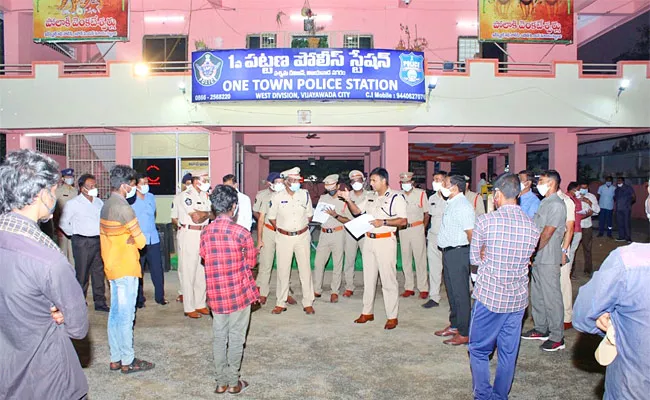 Vijayawada Police Patrol Uninhabited Areas For Blade Batches - Sakshi