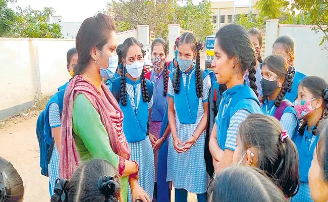 Bus Facility For Hajipur Students In Yadadri Bhuvanagiri District - Sakshi