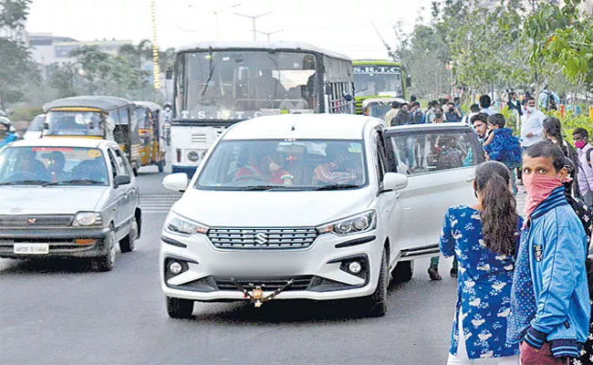 Hyderabad: RTC Losing Revenue Due To LB Nagar To Vijayawada Car Services - Sakshi