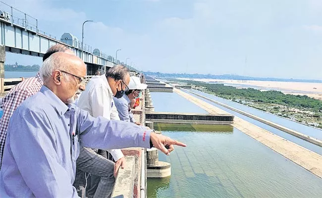 DSRP Inspects Dowleswaram Barrage At East Godavari District - Sakshi