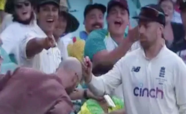 Ashes: Viral Video England Spinner Jack Leach Gives Autograph On Fan Bald Head - Sakshi