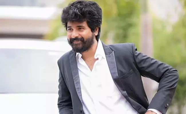 Tamil Hero Sivakarthikeyan Dined In Hyderabad Restaurant With Friends - Sakshi