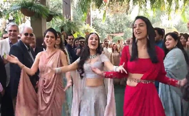 Viral Video: Bride Dance To  Sau Aasmaan Is Breaking The Internet - Sakshi