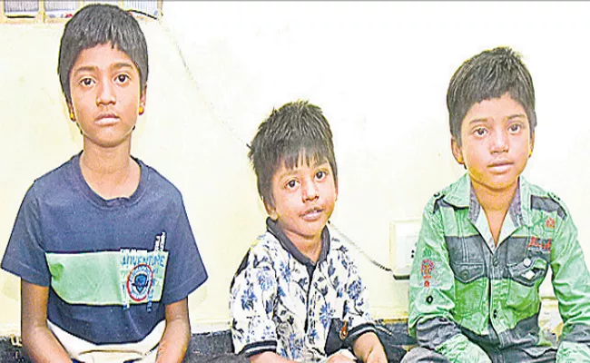 Parents Left Behind Children In Nellore - Sakshi