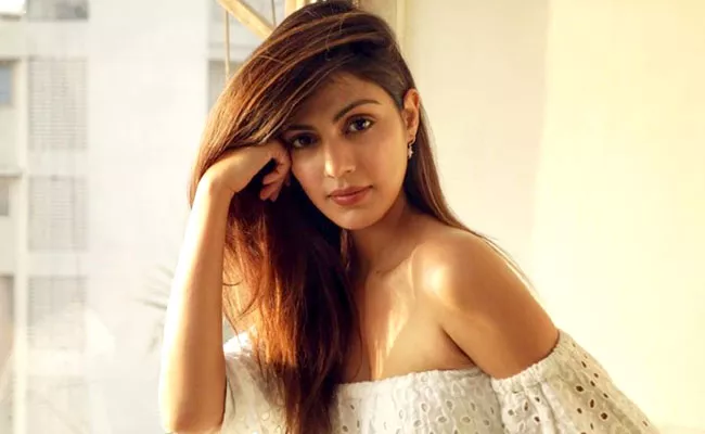 Rhea Chakraborty Warns Girls Do Not Fall Into The Instagram Trap - Sakshi