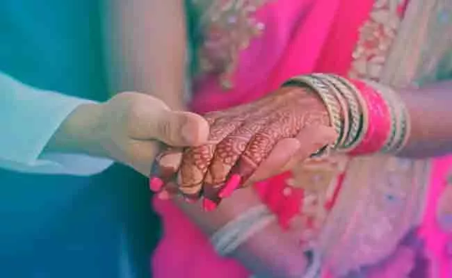 Gang Attack On Newly Married Couple In Karnataka - Sakshi