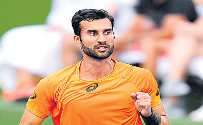 Yuki Bhambri comes from behind to win first round at Tata open - Sakshi