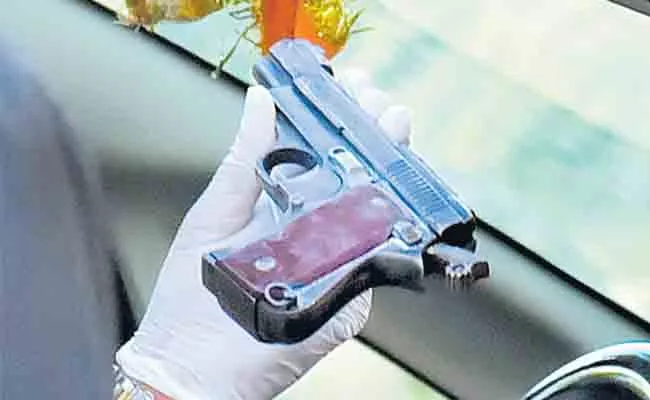 Unidentified Person Assassinated Car Driver Loot 43 Lakh Telangana - Sakshi