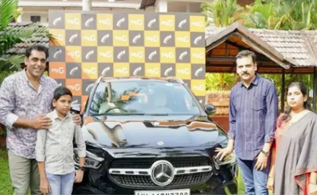 Kerala Businessman Gifts Mercedes Benz Suv To Employee Of 22 Years - Sakshi