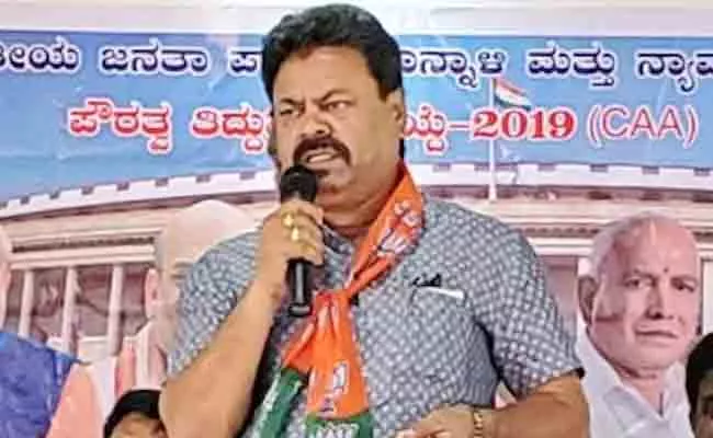 BJP MLA Renukacharya Apologises For women Clothes That Excite - Sakshi