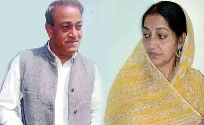 Up: Bjp Sanjay Singh Wife Complains His Wife To Returning Officer Amethi - Sakshi