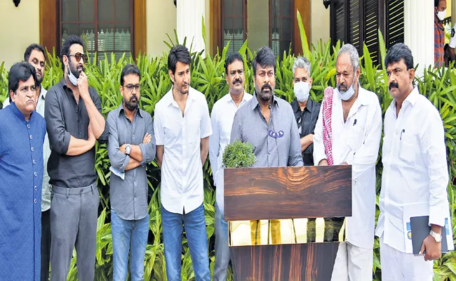 Movie celebrities Chiranjeevi Mahesh Babu Prabhas Rajamouli meeting with CM - Sakshi