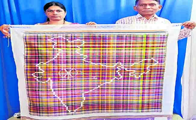 India Map On Handloom Artist Boga Balaiah Ikat Napkins Nalgonda - Sakshi