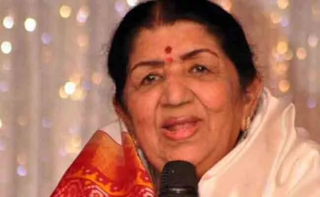 Lata Mangeshkar Ashes Immersed In Godavari River Nashik - Sakshi