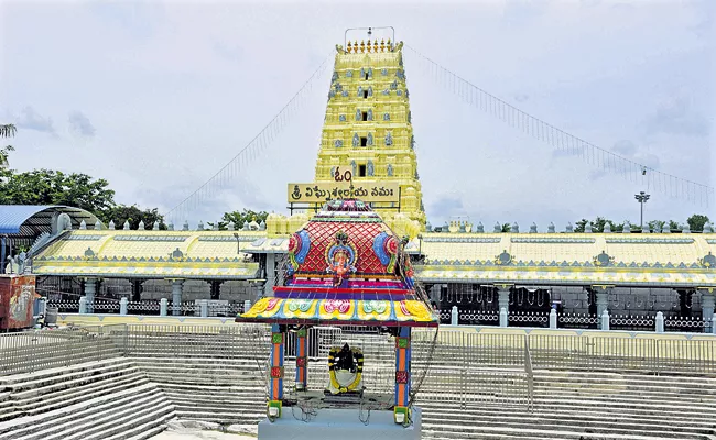 Prepared golden chariot for Lord Kanipakam Ganesh - Sakshi