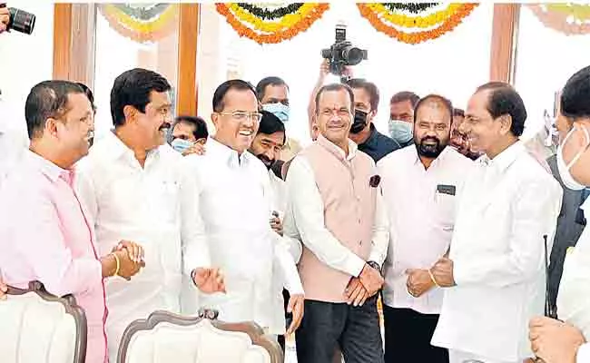 Cm Kcr Inaugrates Furnitures In Yaadhagiri Presidentsail Suites - Sakshi