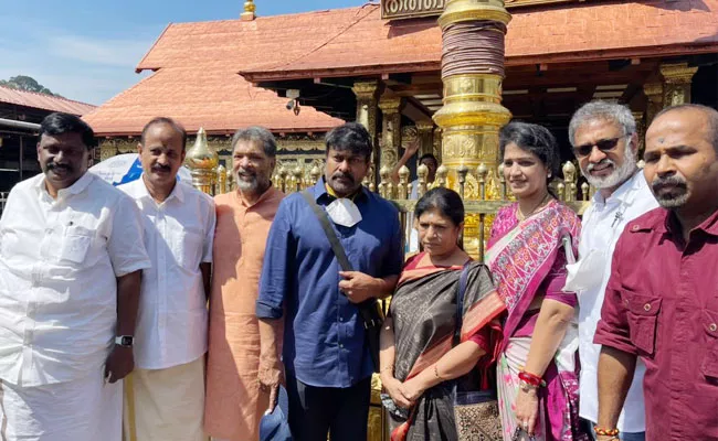 Chiranjeevi Visits Sabarimala Ayyappa Temple With Wife Surekha, Photos Went Viral - Sakshi