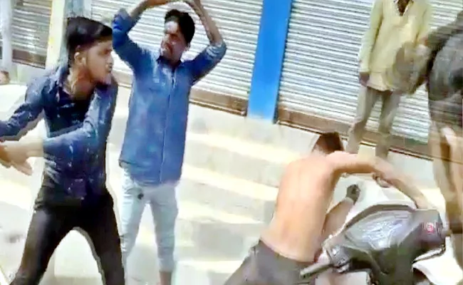 Rowdy Sheeter Attack on Tea Stall In Nizamabad, Video Viral - Sakshi