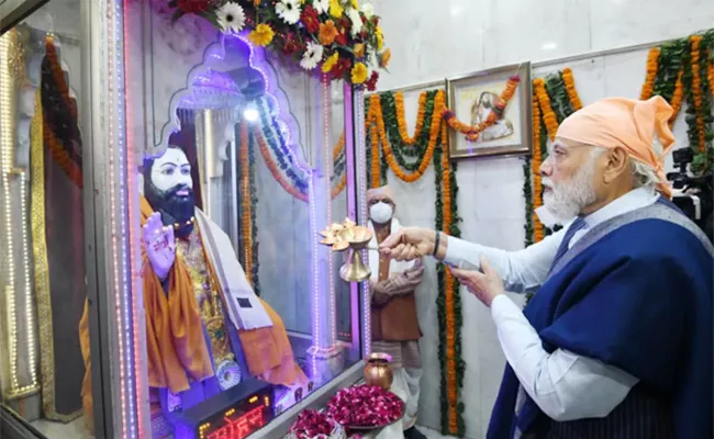 PM Modi Offered Prayers At A Ravidas Temple In Delhi - Sakshi