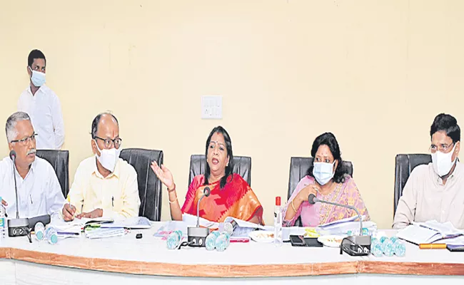 Mayor Vijayalakshmi Orders To GHMC Officials Complete Nala Works In Three Days - Sakshi