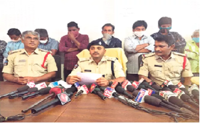 Fraudsters Arrested Selling Brass Idols Believing Panchaloha Idols  - Sakshi