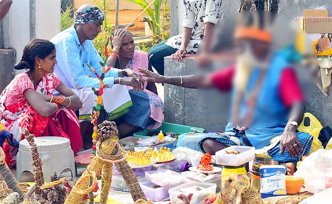  medaram sammakka saralamma jathara tantrik rituals - Sakshi