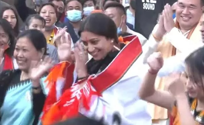 Smriti Irani Traditional Dance At Manipur - Sakshi