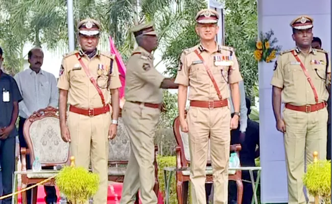 Farewell To IPS Gautam Sawang And Welcome To New DGP - Sakshi