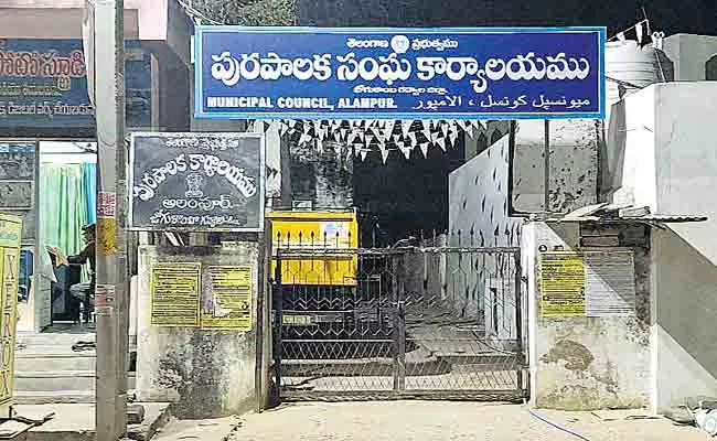 Telangana: Lack Of Staff In Municipal Department To Work - Sakshi