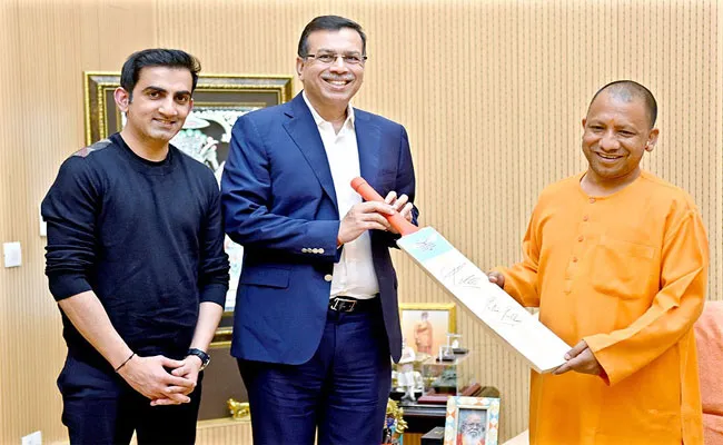 Sanjiv Goenka, Gautam Gambhir Gift Lucknow Super Giants First Bat To UP CM Yogi Adityanath - Sakshi