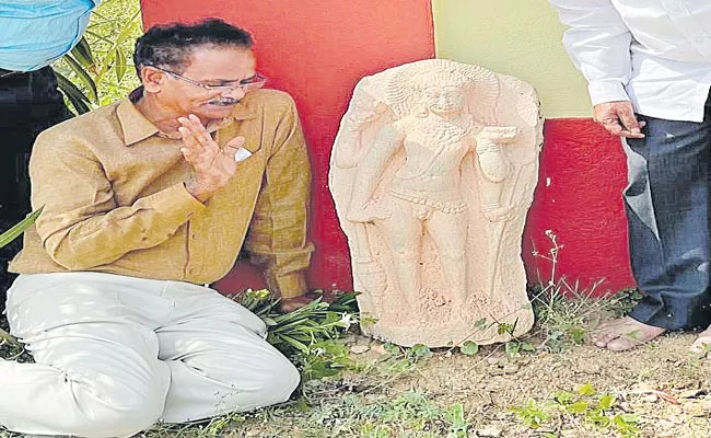 Telangana: Historians Rare Sculptures In Nalgonda District Temple - Sakshi