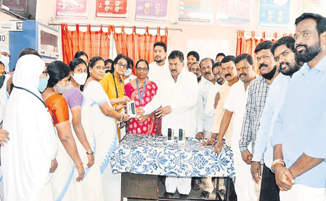 Musheerabad MLA Muta Gopal Distributes Smartphones To Asha Workers - Sakshi