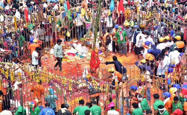 Medaram Jatara: Priests Objection On Removing Jaggery At Sammakka Gadde - Sakshi