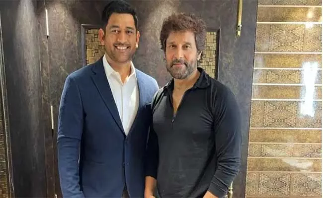 IPL 2022: CSK Captain Dhoni Meets Chiyaan Vikram In Chennai  - Sakshi