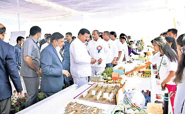 Telangana Agriculture Minister Niranjan Reddy Says Students Focus On Agricultural Sector - Sakshi