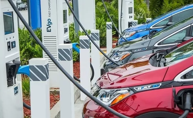 Electric vehicle charging stations expand above 2 times in 9 mega cities in India - Sakshi