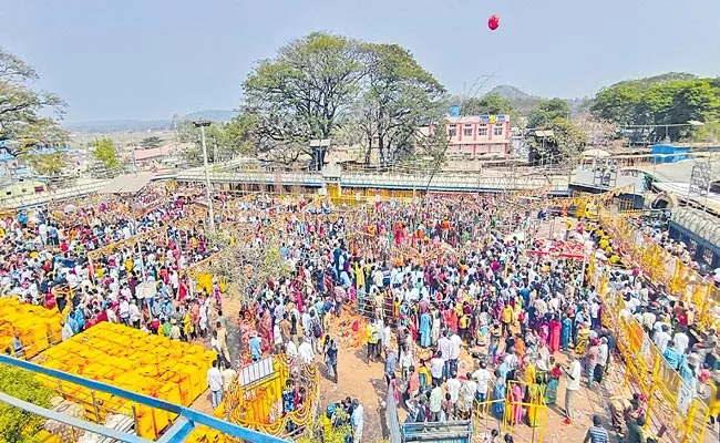 Huge Devotees Rush At Medaram Jatara 2022 - Sakshi