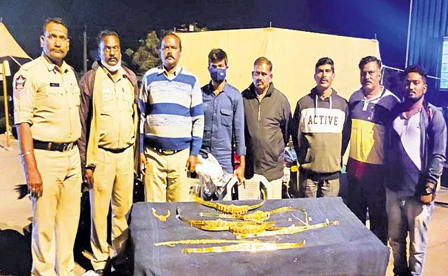 Seizure of half kilo of gold in bus - Sakshi