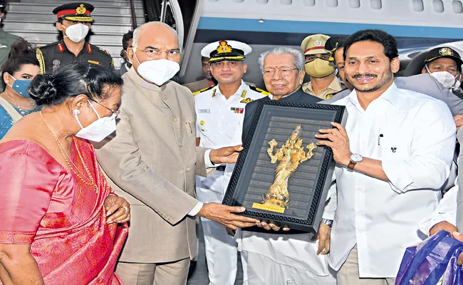 CM Jagan hearty welcome to Ramnath Kovind - Sakshi