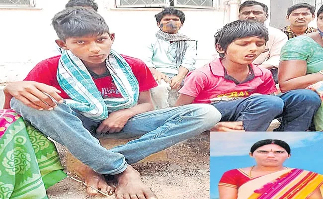 Couple Passed Away Within Week Due To Debt And Financial Problems In Mahabubabad - Sakshi