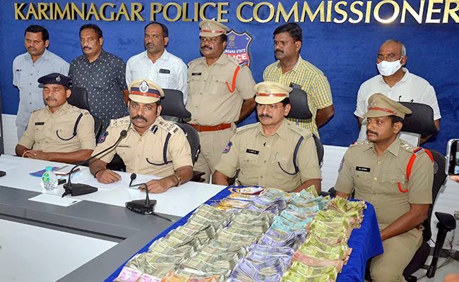 Police Received Cash That Robbery From Service Mutually Aided Cooperative Society - Sakshi