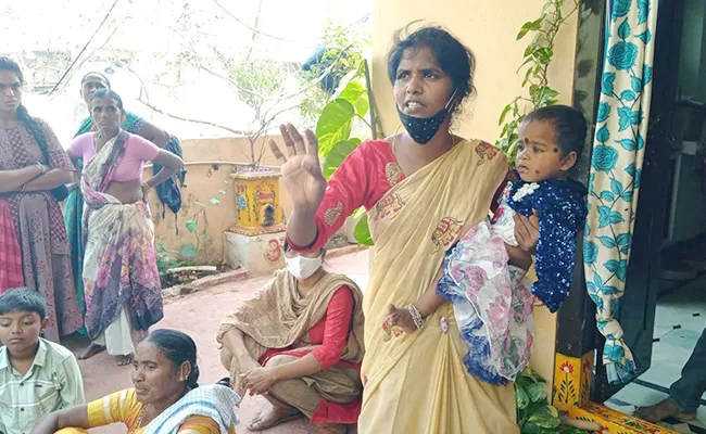 Woman Protest Women Protest In Front Of Lover House With Daughter In Nalgonda Infront Of Lover House With Daughter In Nalgonda - Sakshi