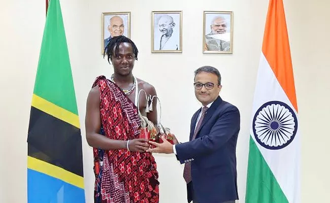 Indian High Commissioner Binaya pradhan Honored Instagram star Kili Paul - Sakshi