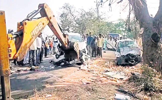 Road Accident: Three Died As Innova Driver Loses Control at Chevella - Sakshi