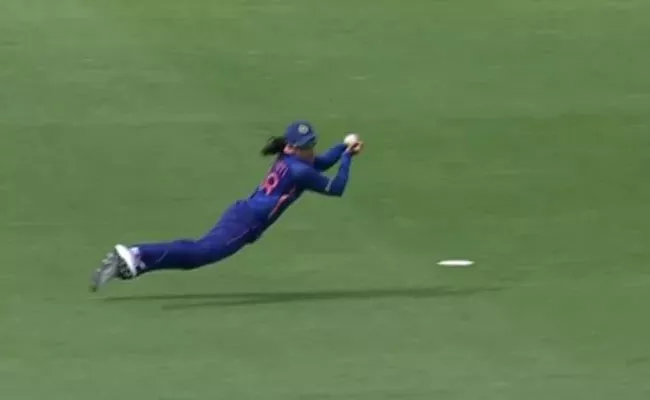 Smriti Mandhana pulls out a Stunning catch to dismiss Sophie Devine - Sakshi