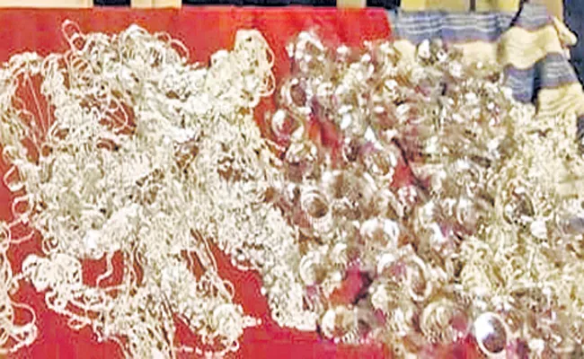 Gold and silver jewelery smuggling National Highway 44 - Sakshi