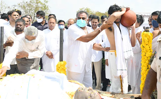 Minister Mekapati Goutham Reddy Cremation Done at Udayagiri in Nellore - Sakshi