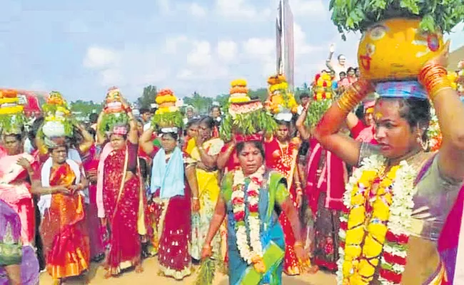 Tradition of Telangana bonalu into Kolleru Lake Peddintlamma Jathara - Sakshi